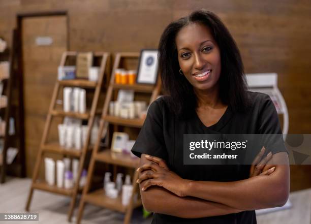 retrato de una masajista en un spa - black massage therapist fotografías e imágenes de stock