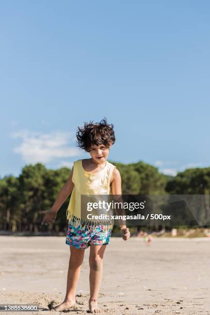 little caucasian girl playing on the beach - brown girl stock pictures, royalty-free photos & images