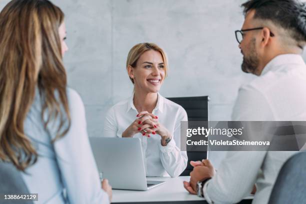 gruppe von geschäftsleuten, die im büro sprechen. - business meeting with clients stock-fotos und bilder