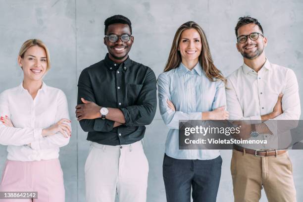 equipo de negocios exitoso.   - four people fotografías e imágenes de stock