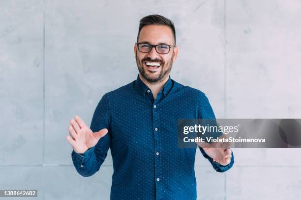 geschäftsmann im videoanruf im büro. - man talking to camera stock-fotos und bilder