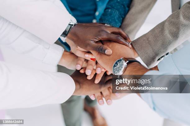 motivar al equipo. - hands clasped fotografías e imágenes de stock