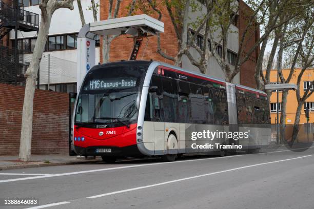 electric bus on a charging point - bus imagens e fotografias de stock