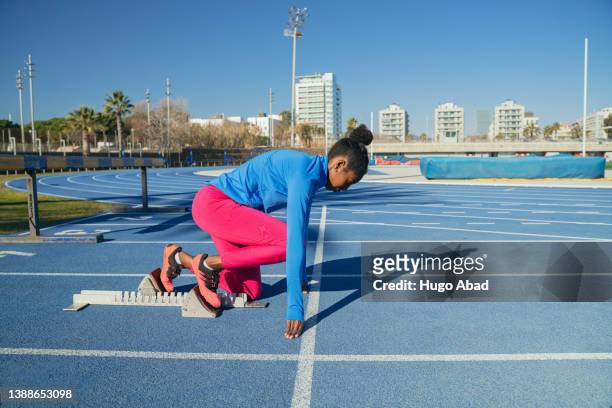 young black woman on the starting blocks. - track starting block stock pictures, royalty-free photos & images