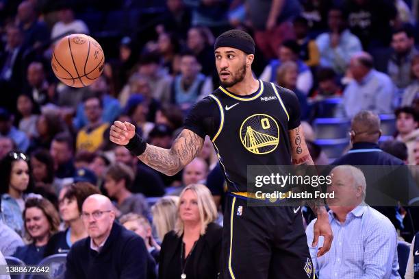 Gary Payton II of the Golden State Warriors handles the ball during the game against the Memphis Grizzlies at FedExForum on March 28, 2022 in...