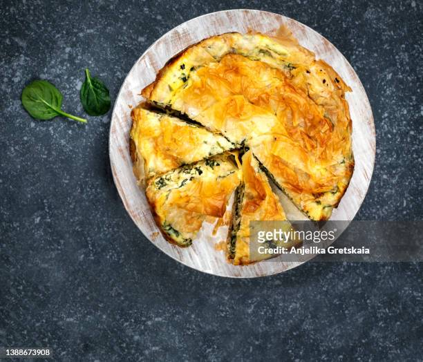 spinach feta cheese pie. greek pie spanakopita. - brick photos et images de collection