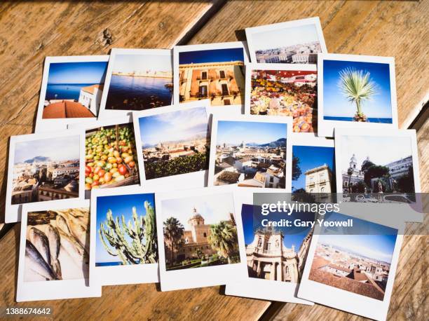 assortment of instant travel holiday photos from sicily on a table - the life picture collection foto e immagini stock