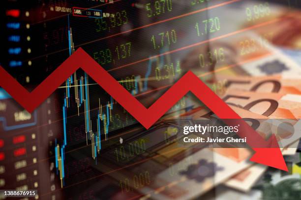 economy graph: red down arrow, cash euro banknotes and stock exchange board - exchange rate photos et images de collection