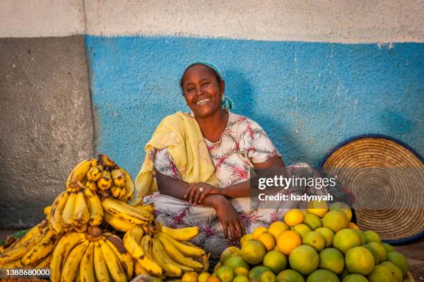 retrato de mulher etíope vendendo frutas no mercado de harar, etiópia, áfrica - ethiopian food - fotografias e filmes do acervo