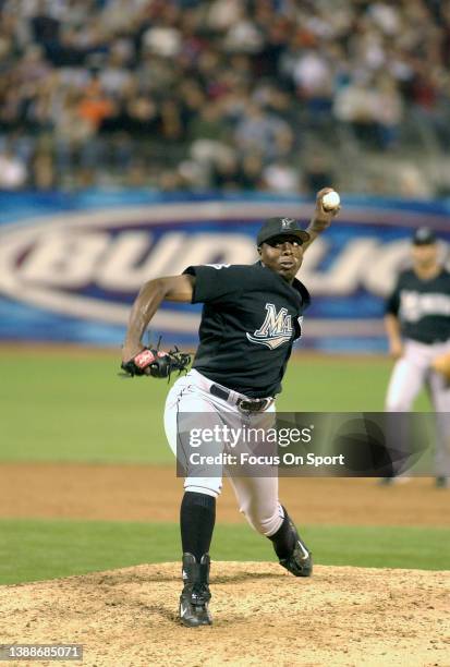 Dontrelle Willis of the Florida Marlins pitches against the San Francisco Giants during a Major League Baseball game on August 23, 2003 at AT&T Park...