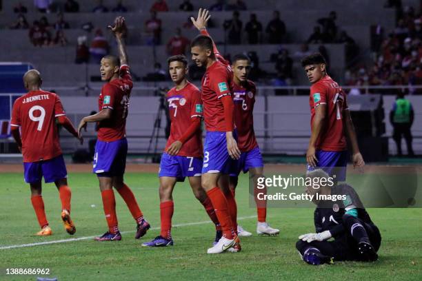 Keylor Navas of Costa Rica gestures after suffering an injury as his teammates react during a match between Costa Rica and United States as part of...
