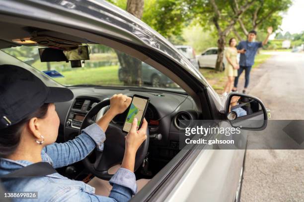 taxi compartido que se acerca al cliente al borde de la carretera - economía colaborativa fotografías e imágenes de stock