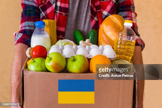 help for ukrainian refugees. food donation - hungry stock-fotos und bilder