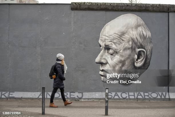 east side gallery - berlin imagens e fotografias de stock