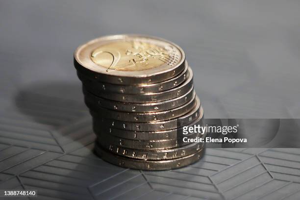 2 euro coin - zwei euro münze stock-fotos und bilder