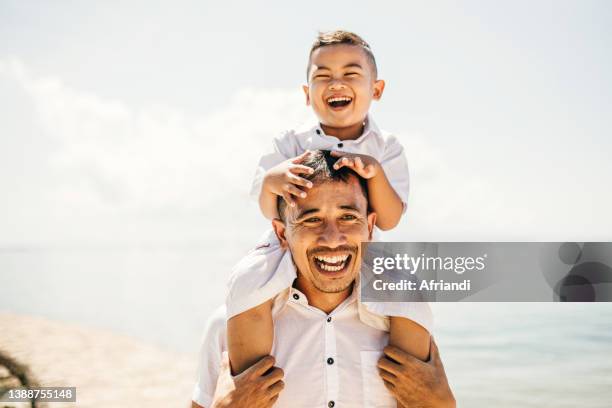 cheerful father and son - indonesischer archipel stock-fotos und bilder