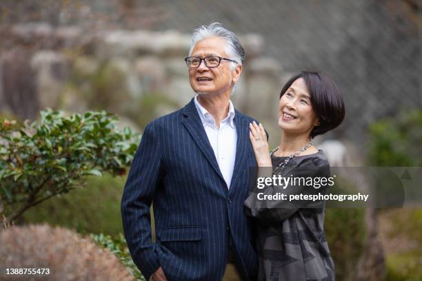 exitosa pareja japonesa jubilada senior - formal garden fotografías e imágenes de stock