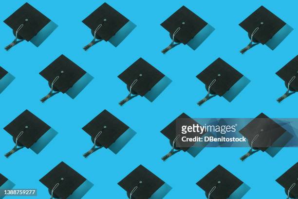 pattern of black graduation caps with gray tassel with hard shadow on blue background. graduation, achievement, goal, degree, master, bachelor, university, college and success concept. - commencement 個照片及圖片檔