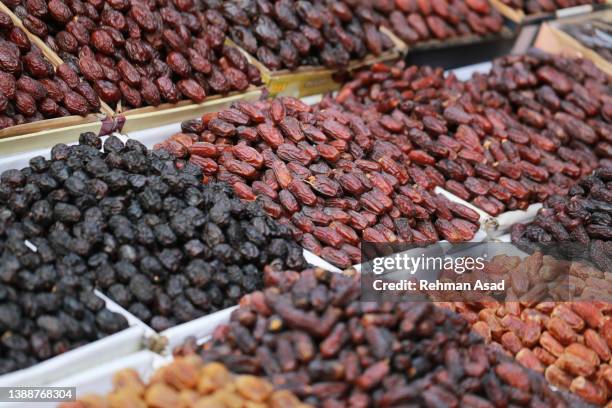 dates  fruit - ramadan in dhaka fotografías e imágenes de stock