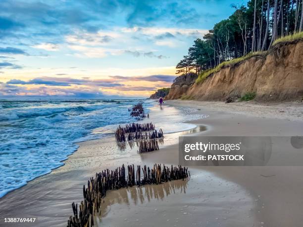 sand cliffs next to baltic sea beach at sunset  in wicie village, poland - poland stock-fotos und bilder