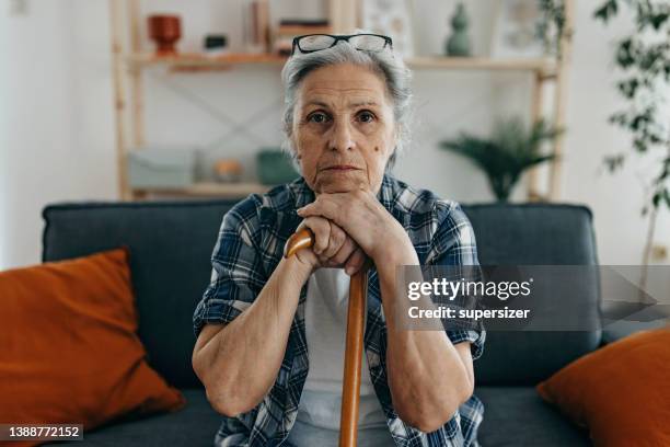 senior woman with walking stick - só uma mulher idosa imagens e fotografias de stock