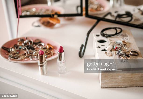 vanity dressing table with  beauty products and  jewelry - bolsa de cor creme fotografías e imágenes de stock