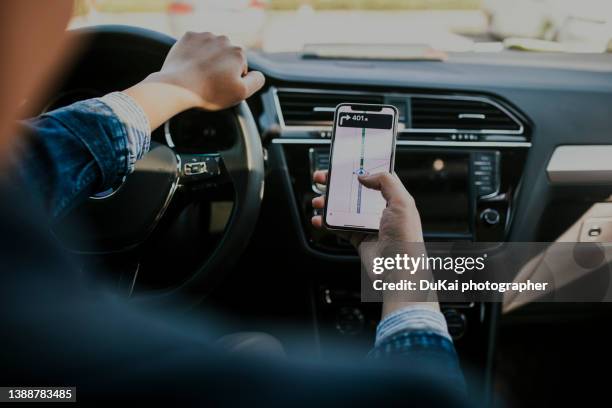 smart phone mapping while in car - driver fotografías e imágenes de stock