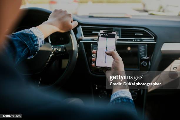 smart phone mapping while in car - auto interieur stockfoto's en -beelden