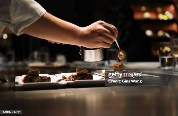 style teppanyaki. - beef stock photos et images de collection