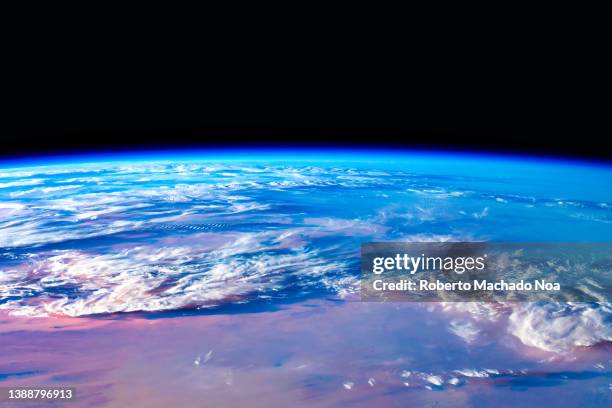 clouds and the horizon of planet earth - meteorology photos et images de collection