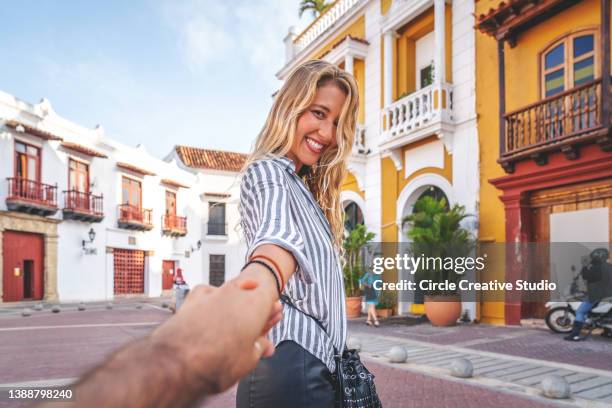 sígueme a cartagena, colombia - cartagena fotografías e imágenes de stock