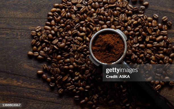cafetera para café expresso en portafiltro planta baja - café molido fotografías e imágenes de stock