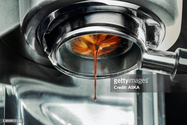 coffee machine pouring out a cappacino - color crema stockfoto's en -beelden