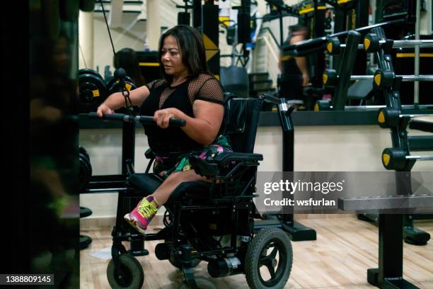 mulher com deficiência na academia - homens musculosos - fotografias e filmes do acervo