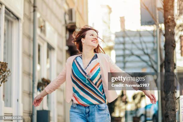 mujer feliz en la calle - business smartphone happy spring fotografías e imágenes de stock