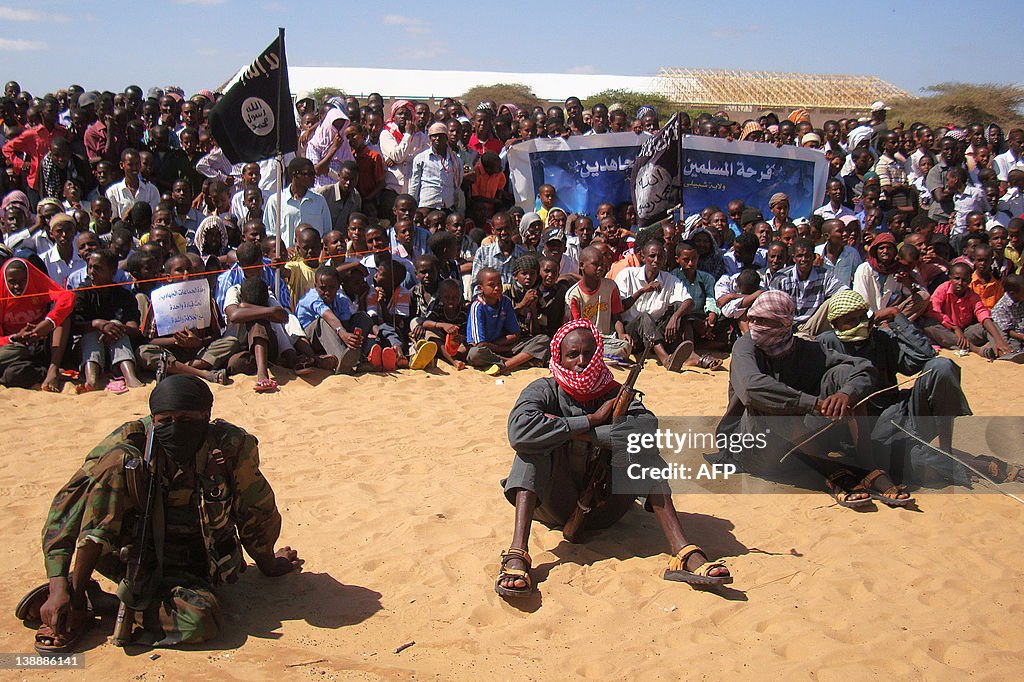 People watch Somali Al-Shebab fighter on