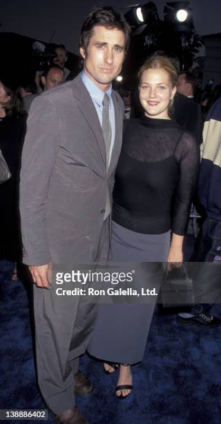 Luke Wilson and Drew Barrymore attend the premiere of "Blue Streak" on September 13, 1999 at Mann Village Theater in Westwood, California.