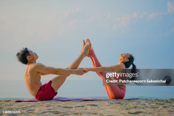 together on beach - asian female bodybuilder 個照片及圖片檔