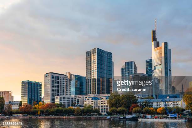 frankfurter bankenviertel skyline am main unter dem bewölkten himmel bei sonnenuntergang - skyline stock-fotos und bilder