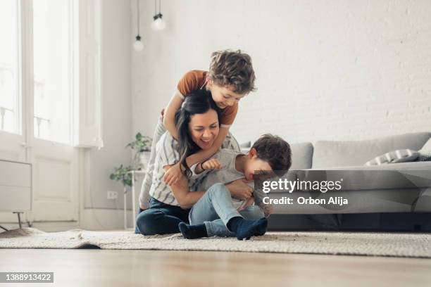 madre jugando con los hijos - 7 fotografías e imágenes de stock