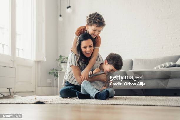 mother playing with sons - gezin met twee kinderen stockfoto's en -beelden