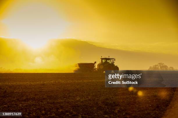 tracteur fertilising field - applying stock photos et images de collection