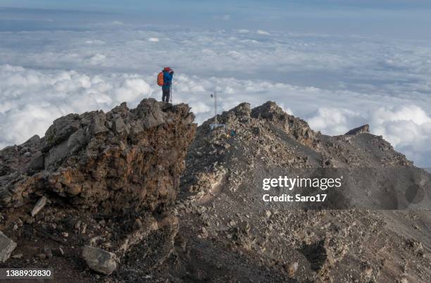 taking pictures above the clouds at mount meru, tanzania. - arusha national park 個照片及圖片檔