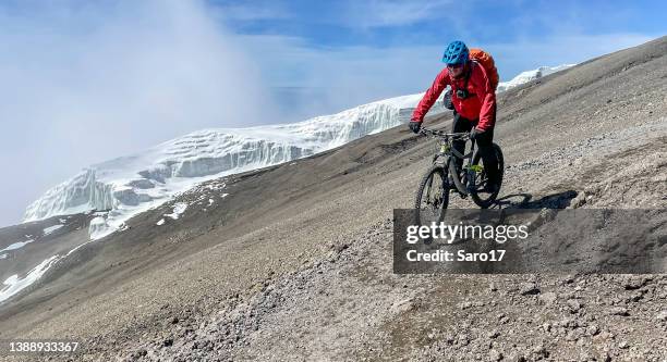 scenic mt. kilimanjaro mountainbike downhill, tanzania. - mt kilimanjaro stockfoto's en -beelden