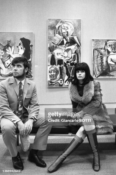 Actrice canadienne Geneviève Bujold et l'acteur britannique visitent l'exposition consacrée à Picasso au Grand Palais à Paris en décembre 1966