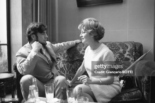 Acteur britannique Alan Bates et l'actrice française Françoise Christophe à Paris en décembre 1966