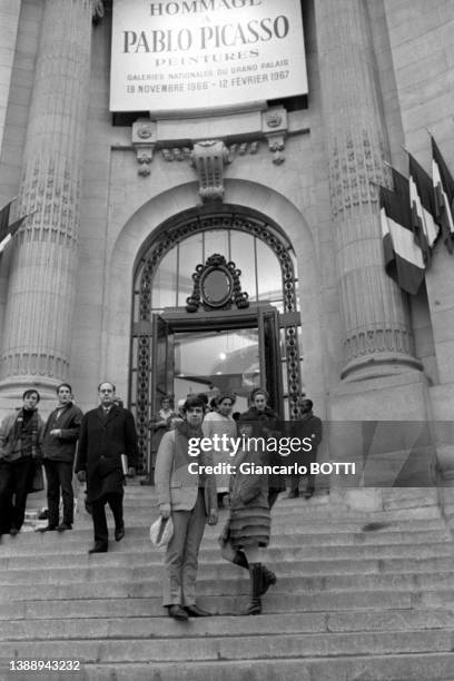 Actrice canadienne Geneviève Bujold et l'acteur britannique visitent l'exposition consacrée à Picasso au Grand Palais à Paris en décembre 1966