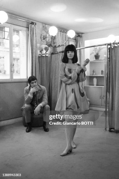 Actrice canadienne Geneviève Bujold et l'acteur britannique Alan Bates lors d'une séance d'essayage chez le couturier Réal à Paris en décembre 1966