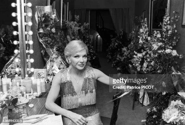 Line Renaud dans sa loge lors de la première de sa nouvelle revue 'Paris Line' au Casino de Paris le 15 avril 1976