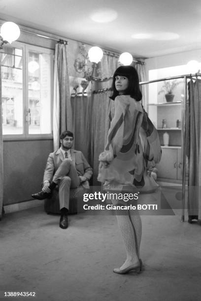 Actrice canadienne Geneviève Bujold et l'acteur britannique Alan Bates lors d'une séance d'essayage chez le couturier Réal à Paris en décembre 1966